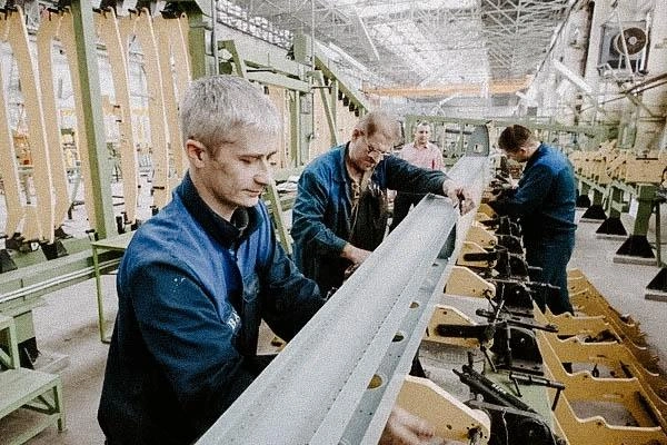 Рабочие ВАСО собирают крыло Ил-114-300 | Источник: Авиастроительная корпорация, Ростех / VK.com