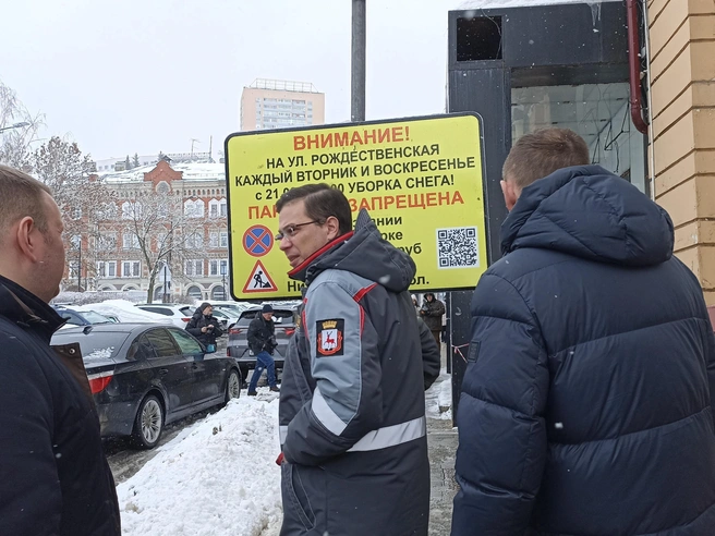 В ходе рейда были выявлены и другие проблемы, например, ненадежно закрепленный дорожный знак. | Источник: Дарья Воробьева / NN.RU