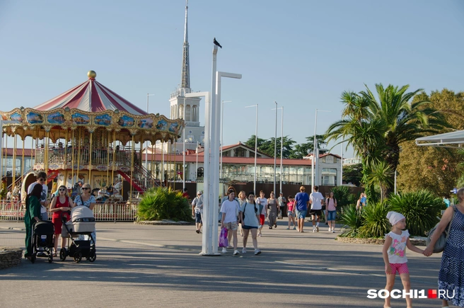 На набережных не так многолюдно, как на пляже у моря | Источник: Оксана Витязь / SOCHI1.RU