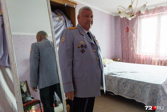 Валерий Артюхов в спальне. Его жена до сих пор работает, но уже не в силовых структурах. Мужчина мучается из-за серьезных проблем со здоровьем, поэтому работать не может. Он на пенсии  | Источник: Ирина Шарова / 72.RU