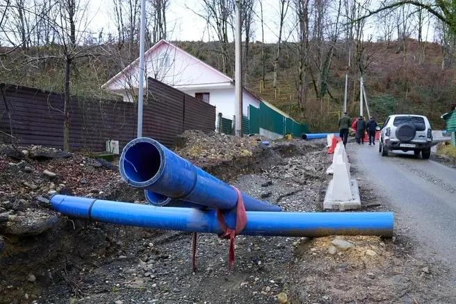 Недобросовестный подрядчик вот в таком виде все бросил | Источник: sochi.ru
