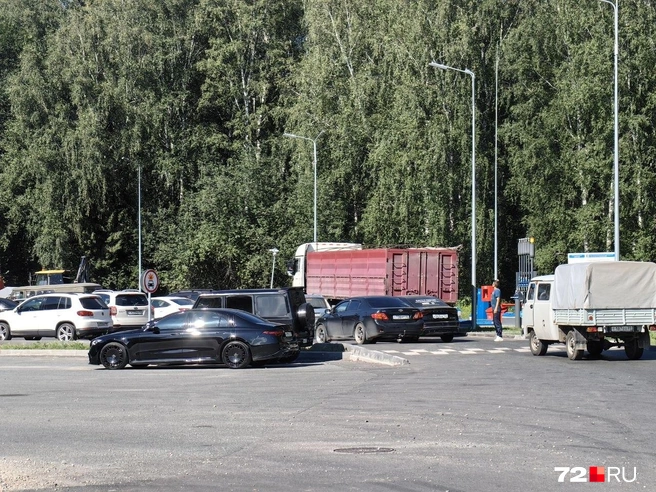 Если вы водитель, то расскажите, стоите ли вы в очередях на заправках или же знаете, где до сих пор дикий ценник на топливо | Источник: Павел Красоткин / 72.RU 