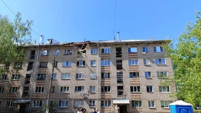 Этот дом пострадал при ночном налете | Источник: Максим Улитов / 71.RU
