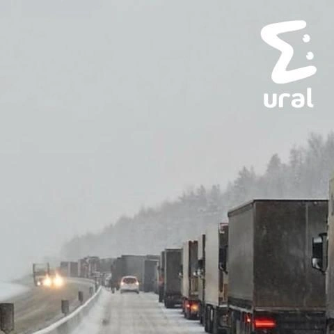 Водители стоят в длинной пробке | Источник: Ural Mash / Telegram