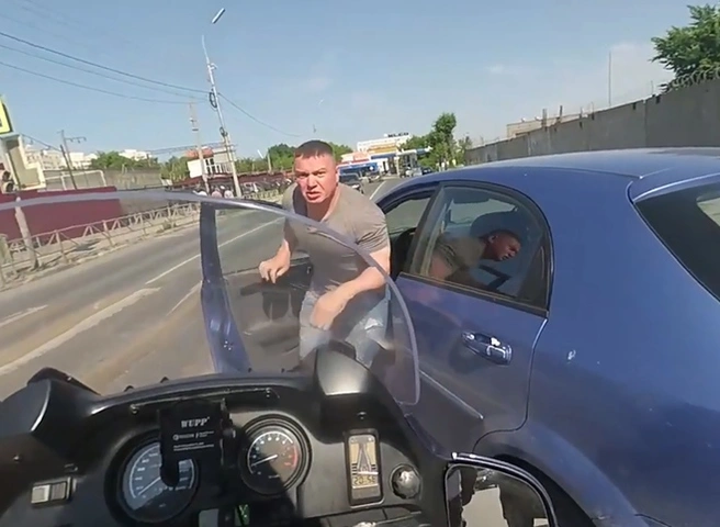 Видео: в Рязани разъяренный автолюбитель избивает мотоциклиста | ya62.ru