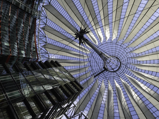 Sony Center в Берлине — архитектурный символ глобального присутствия компании, построенный на историческом месте у Берлинской стены уже в новом тысячелетии. | Источник: Wirestock via Legion Media