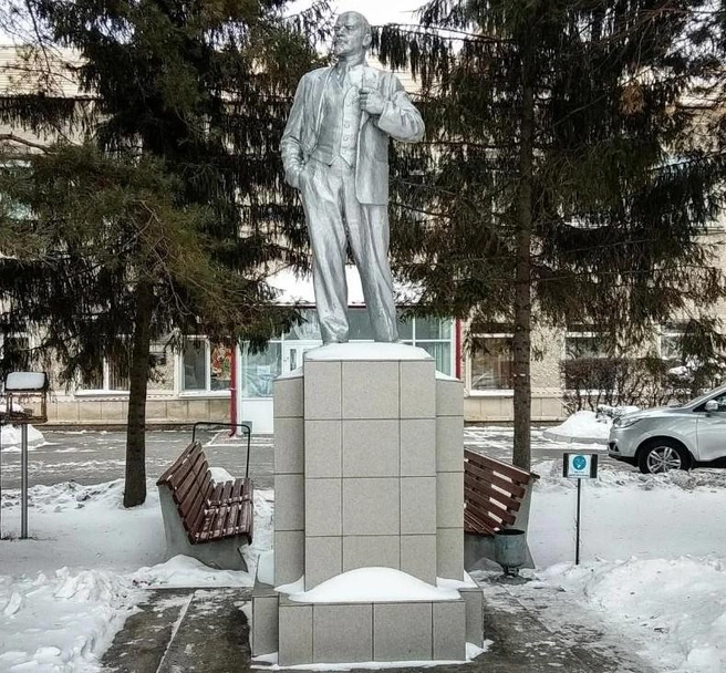 В поселке Красный Яр рядом с памятником Ленина можно посидеть на лавочках | Источник: TolyaMirazh / «2ГИС»