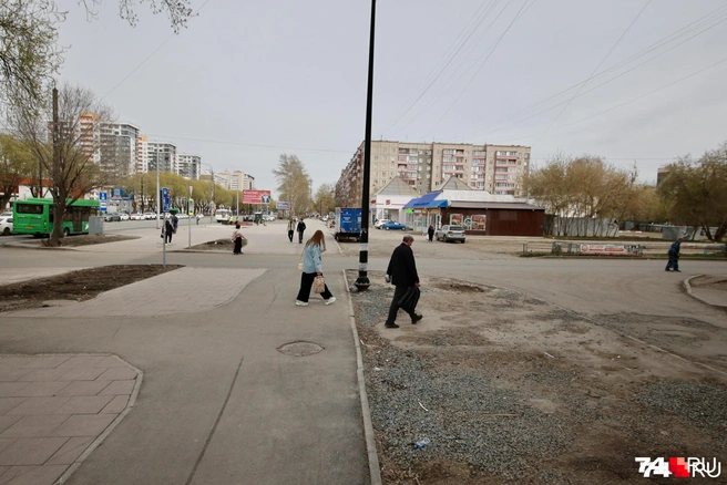 Дорожки к домам, которые власти не предусмотрели проектом, обещают сделать к концу лета | Источник: Наталья Лапцевич