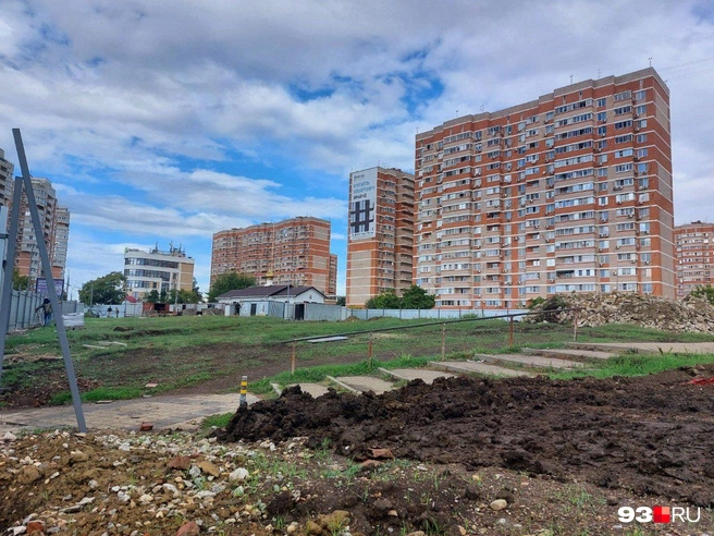 Участок, огороженный под строительство храма  | Источник: Екатерина Железнова / 93.RU