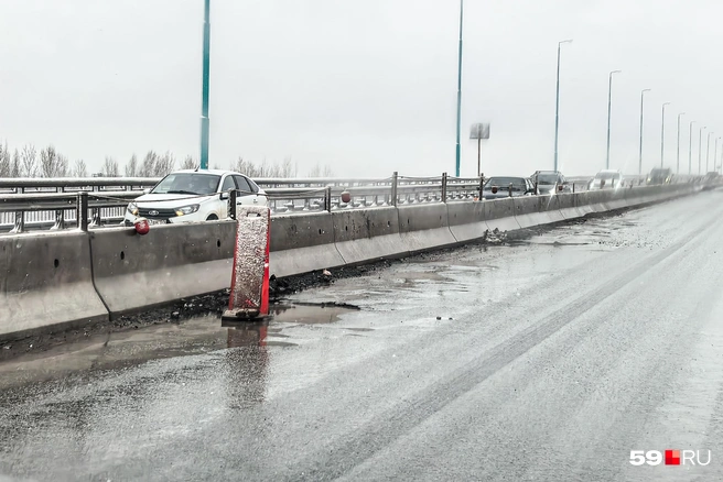 Ямы на Красавинском мосту вновь появились сразу после таяния снега | Источник: Василина Любимова / 59.RU
