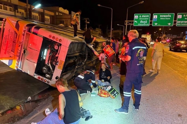 Пассажиры предполагают, что водитель уснул за рулем | Источник: Bangkok Post