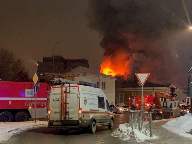 Сильный пожар на Уральской улице перекрыл дорогу в Петербурге | Источник: «Фонтанка.ру»