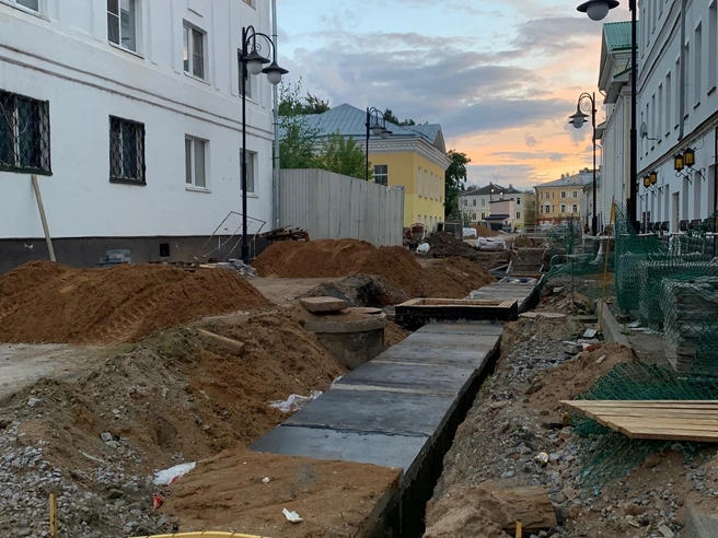 Чтобы стройку было не видно, ее закрыли баннером | Источник: Алена Троицкая / 76.RU