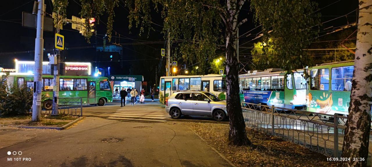 «Как винегрет это выглядит». Во Втузгородке водитель BMW заблокировал всё движение транспорта