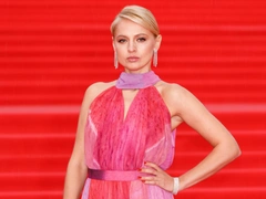 Янина Студилина вышла в свет с дочкой, но мы заметили и ее бойфренда