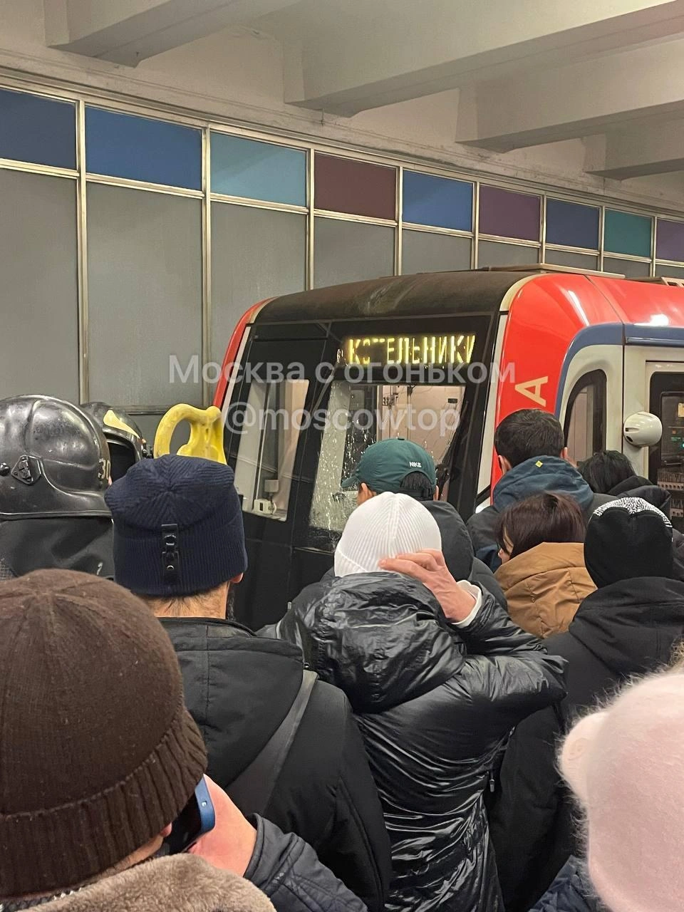 У поезда разбито стекло | Источник: «Москва с огоньком» / T.me