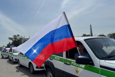 Судебные приставы устроили автопробег в честь Дня России