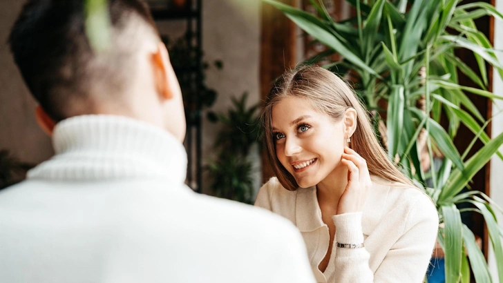 6 вещей, которые нельзя рассказывать о себе на первом свидании или встрече | Источник: FabrikaSimf/Shutterstock/Fotodom.ru