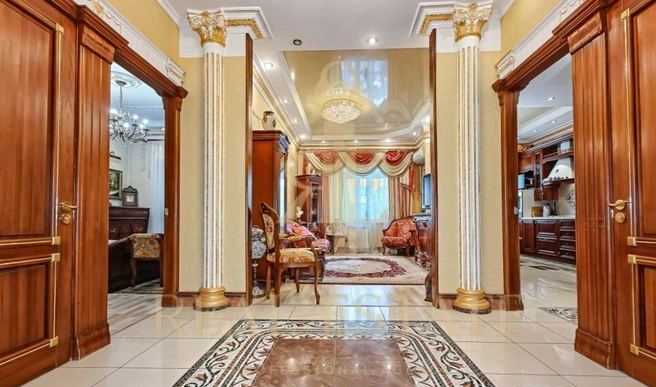 В коридоре есть колонны  | Источник: Real Estate / N1