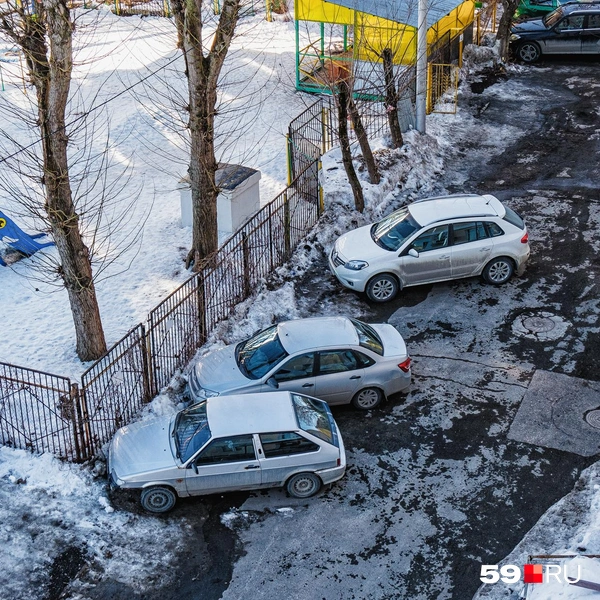 Машины стоят рядом с забором детской площадки садика | Источник: Тимофей Калмаков / 59.RU