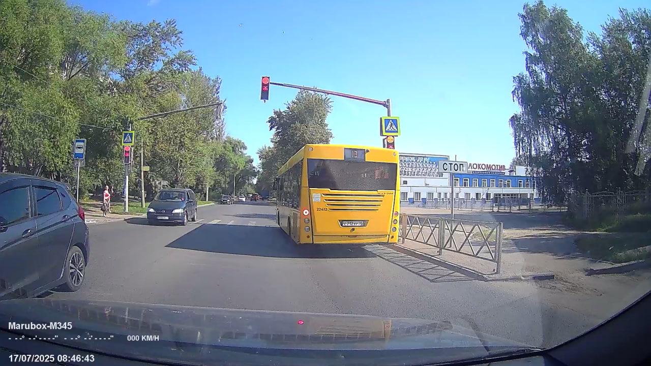 «Там пешеходы стояли»: в Ярославле водитель «Яавтобуса» проехал на красный сигнал светофора. Видео