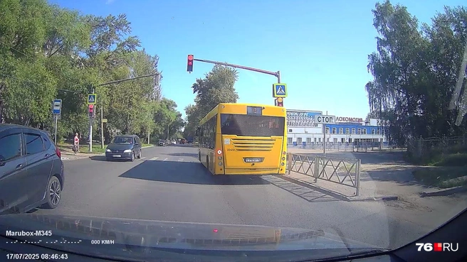 В Ярославле автобус проехал на красный сигнал светофора | Источник: читательница 76.RU