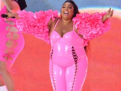 Лиззо похудела на 45 кг и считает свое тело идеальным: как певица выглядит в бикини сейчас?