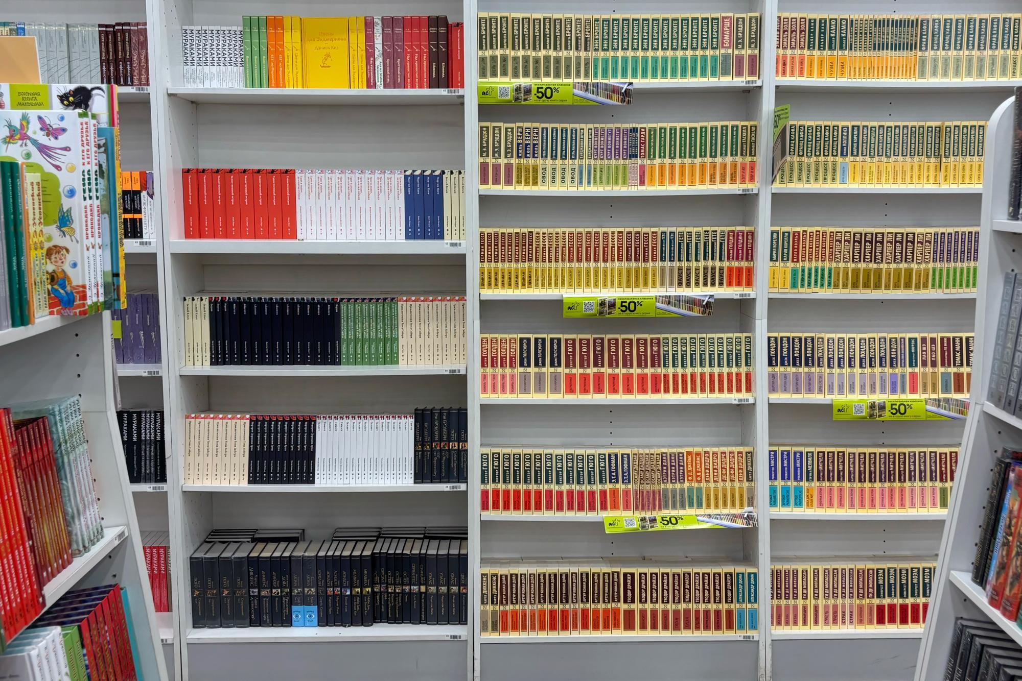 «Мечтала издавать Стивена Кинга, но пошла я к черту». Что стало с книжным рынком России — исповедь редактора