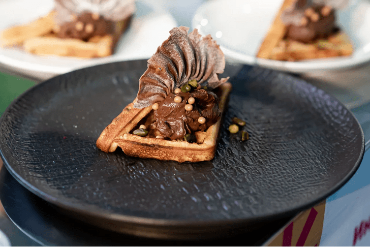 Три звездных шоколатье научили гостей PIR EXPO ресторанной подаче бельгийских вафель