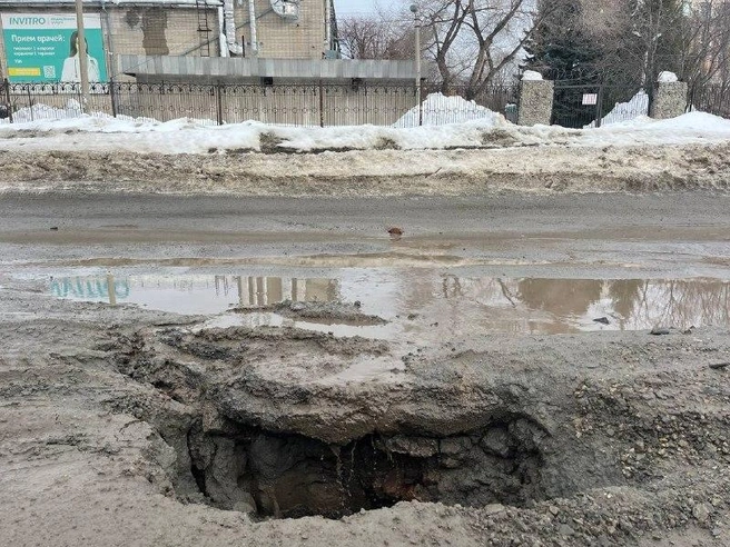 Яма частично заполнена водой вследствие таяния снега и осадков. | Источник: читатель НГС