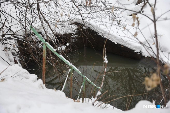 Есть угроза того, что часть дороги может обрушиться | Источник: Александр Ощепков / NGS.RU