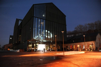 У Пермской галереи зажгли лучи до открытия 2 апреля