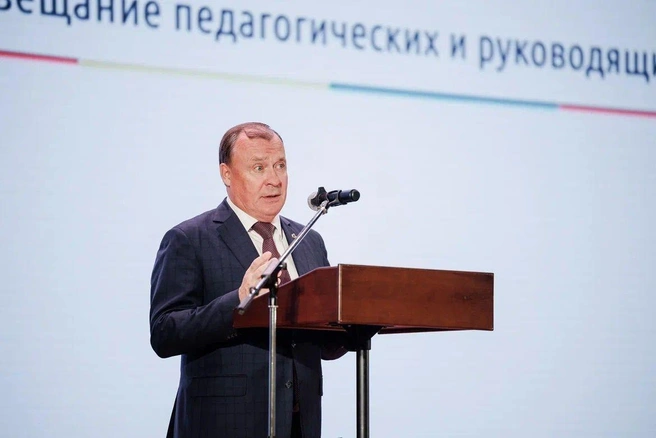 Мэр Алексей Орлов напомнил, что детей часто высаживали из транспорта, хотя это запрещено законом | Источник: Алсу Султанова / пресс-служба администрации Екатеринбурга 