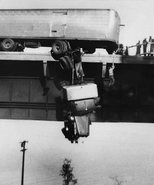 История одной фотографии: спасение повисших водителей, 1953 год