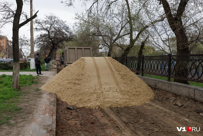 Асфальт срезали ровно по границу брекчии | Источник: Алексей Волхонский / V1.RU