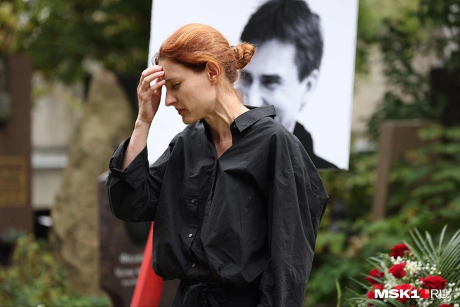 Вдова Юрия Бутусова поблагодарила пришедших проститься с ее мужем, во время своей речи она не могла сдержать слез | Источник: Татьяна Спиридонова / MSK1.RU