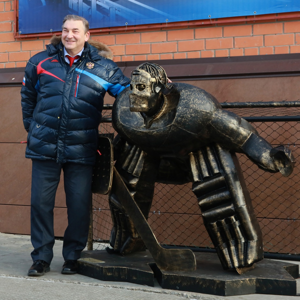 В Москве поставили кринжовый памятник Владиславу Третьяку