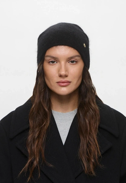 База на всю зиму: лучшие свитера, водолазки, брюки и джинсы