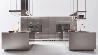 Железный марш: модные кухни из металла