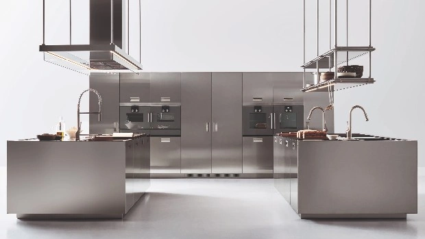 Железный марш: модные кухни из металла