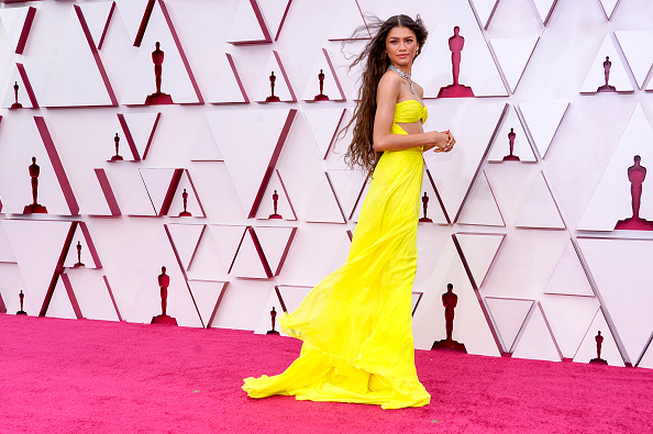 Калифорнийская принцесса: Зендая в «пляжном» желтом платье на «Оскаре-2021»