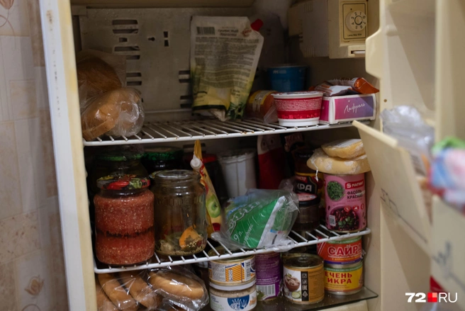Николай говорит, что нужды у него нет ни в чем, с продуктами помогает брат | Источник: Илья Чикотин
