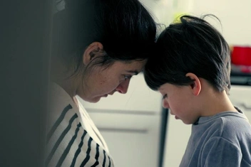 «Сыну 4 года. Муж ругается и бьет его, я всегда защищаю. А как правильно?»