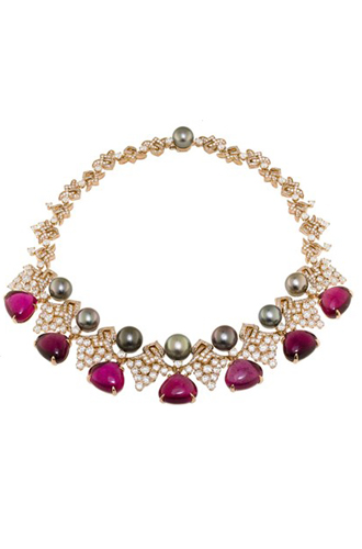 Колье из коллекции высокого ювелирного искусства: розовое золото, черный жемчуг, рубины и бриллианты.