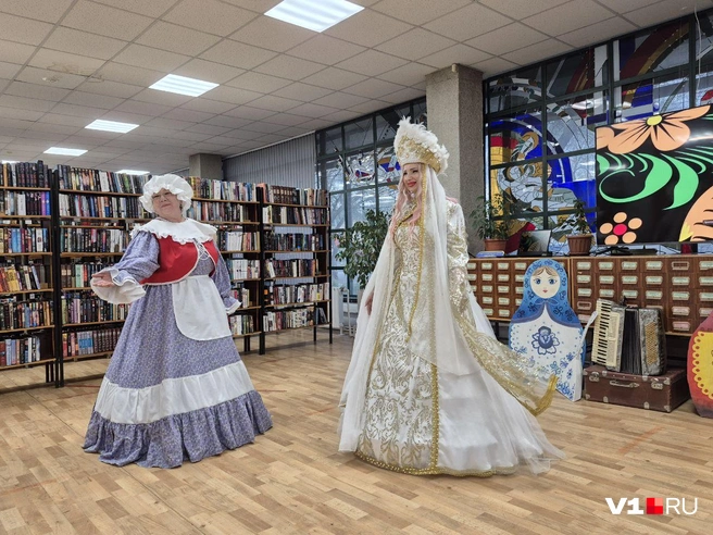 Автор костюмов Алена Сказка вместе с бабушкой Красной Шапочки | Источник: Ирина Яковлева / V1.RU