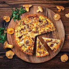 Открытый пирог — киш с лисичками и сливочным соусом