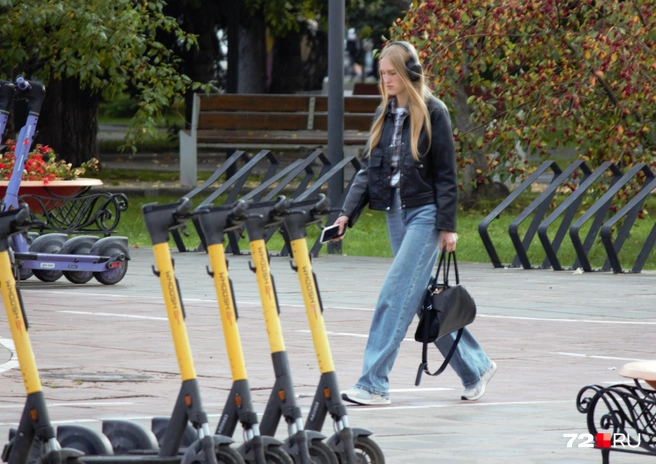 Пока идешь куда-то, можно насладиться любимой музыкой&nbsp;— тюменка так и делает | Источник: Павел Красоткин / 72.RU 