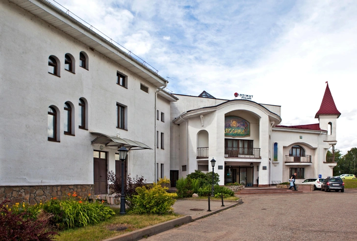 В Угличе второй год пытаются продать бывший отель «Азимут». Цену снизили в 5 раз, желающих нет