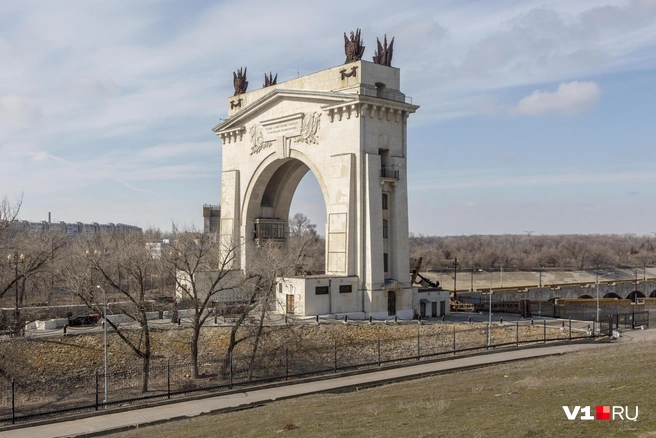 Монументальность шлюзов Волго-Донского судоходного канала завораживает | Источник: Константин Завриков / V1.RU