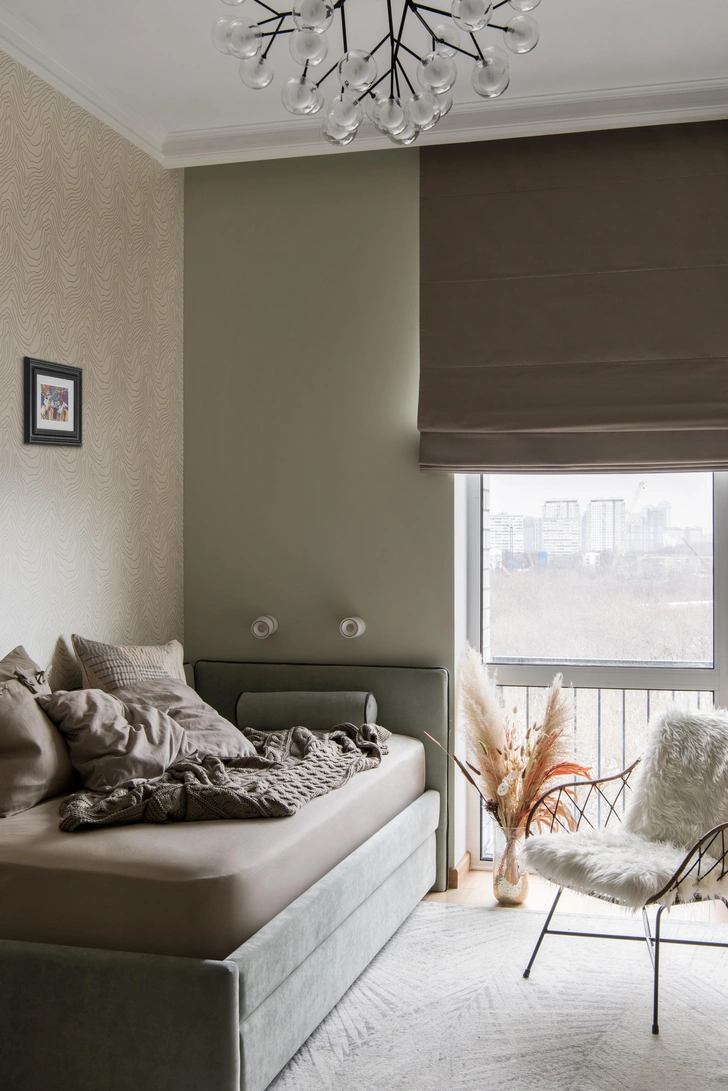 Кровать выполнена на заказ. Обои, Harlequin. Ковер, Carpet Décor by Fargotex. Кресло, La Forma. | Источник: Ольга Мелекесцева